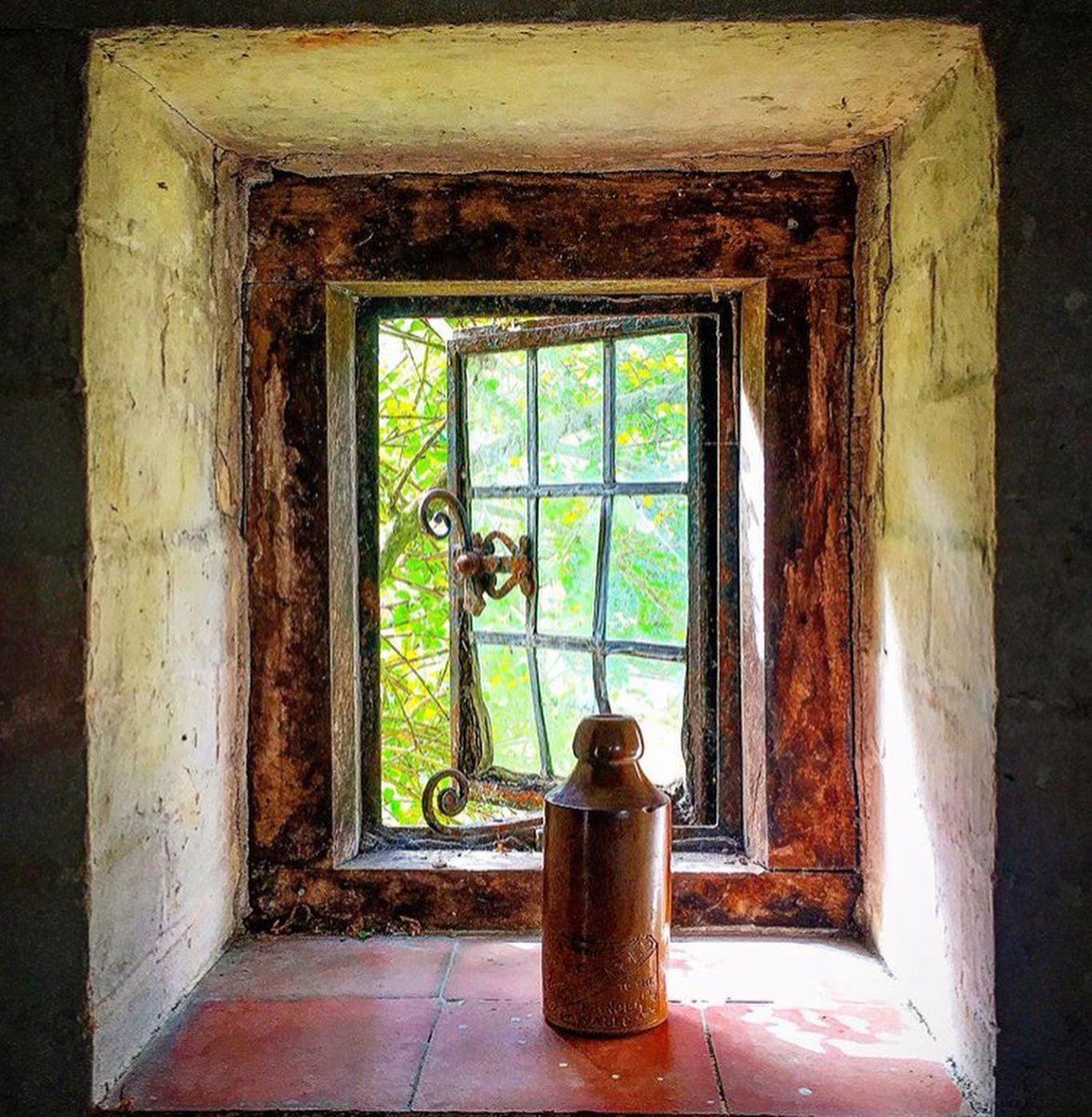TheSwampWytch's tweet photo. Southern folklore instructs to open the window in the room with the dying so their souls will not be trapped inside the home. #SouthernFolklore #FaustianFriday https://t.co/J6nDzjuXn9