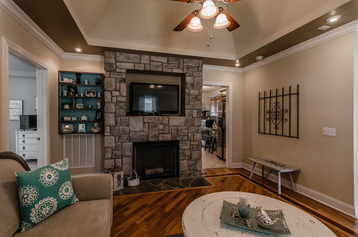 Tenn_Homes's tweet photo. So much detail in this adorable home in Portland!

📍 204 College St, Portland, TN
🛏️ 3
🛁 3
🏠 1,874 sq.ft.
$379,900
MLS: 2499587
Listing courtesy of: EXIT Realty Garden Gate Team

#homeforsale #tennesseehomes #tnhomes #homesearch #oldhouse #oldhomes #portland #sumnercounty https://t.co/rZJmnvcjjy