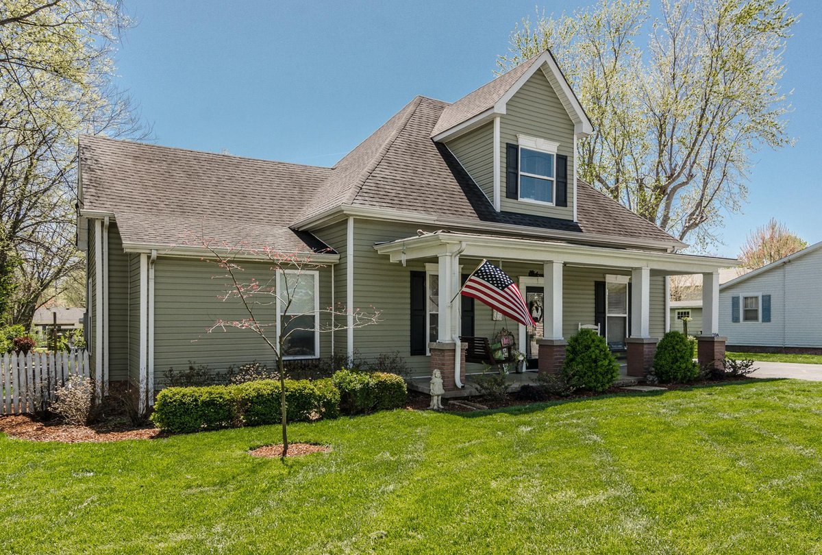 Tenn_Homes's tweet photo. So much detail in this adorable home in Portland!

📍 204 College St, Portland, TN
🛏️ 3
🛁 3
🏠 1,874 sq.ft.
$379,900
MLS: 2499587
Listing courtesy of: EXIT Realty Garden Gate Team

#homeforsale #tennesseehomes #tnhomes #homesearch #oldhouse #oldhomes #portland #sumnercounty https://t.co/rZJmnvcjjy