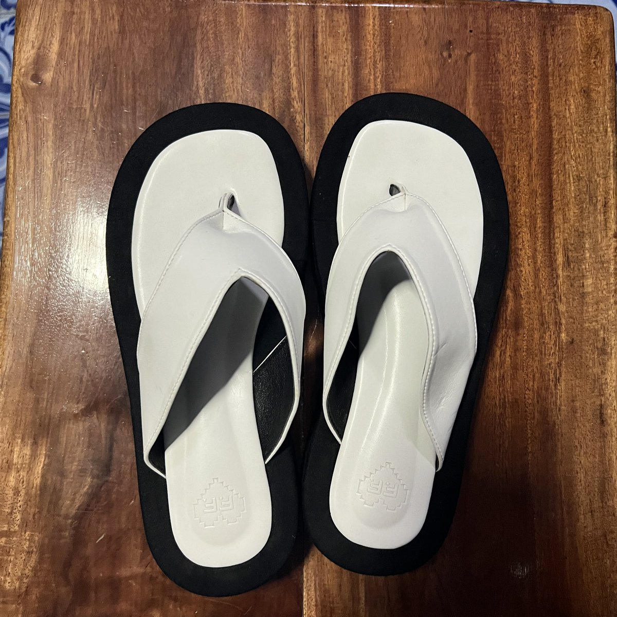 OnAcloud9's tweet photo. ปล่อยรองเท้าแบบในรูป 160฿ รวมส่ง size 37 ใส่ครั้งเดียว ทักมาขอดูรูปเพิ่มได้ค่า 

#เสื้อผ้ามือ2 #เสื้อผ้ามือสอง #เสื้อผ้าสไตล์เกาหลี #เสื้อผ้ามือสองราคาถูก #เสื้อผ้าแฟชั่น #เสื้อผ้ามือสองสภาพนางฟ้า #เสื้อผ้าแฟชั่น #รองเท้ามือสอง #รองเท้าแตะ https://t.co/x1eReiCBDQ