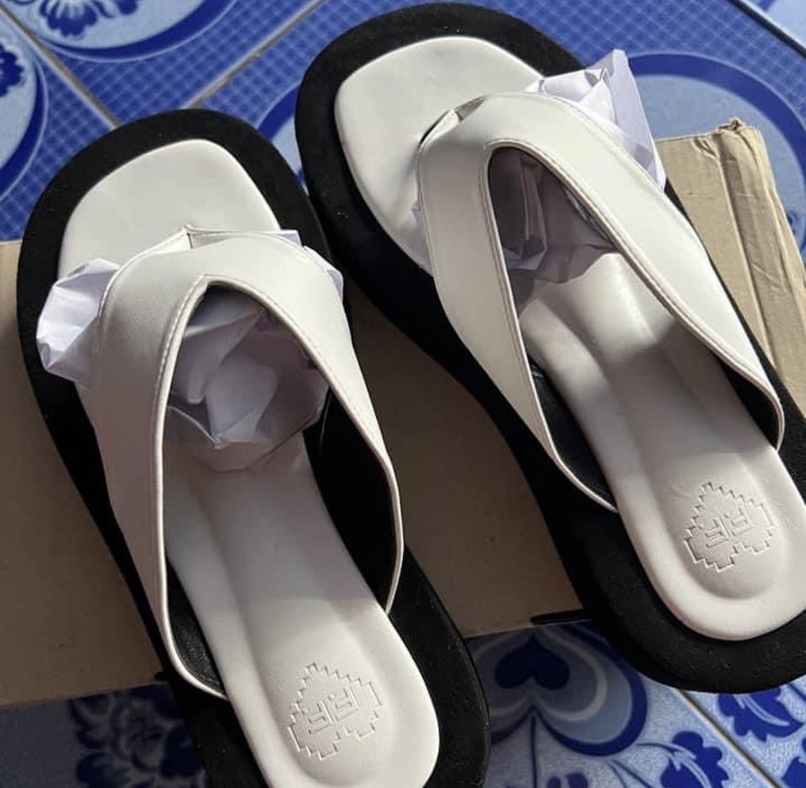 OnAcloud9's tweet photo. ปล่อยรองเท้าแบบในรูป 160฿ รวมส่ง size 37 ใส่ครั้งเดียว ทักมาขอดูรูปเพิ่มได้ค่า 

#เสื้อผ้ามือ2 #เสื้อผ้ามือสอง #เสื้อผ้าสไตล์เกาหลี #เสื้อผ้ามือสองราคาถูก #เสื้อผ้าแฟชั่น #เสื้อผ้ามือสองสภาพนางฟ้า #เสื้อผ้าแฟชั่น #รองเท้ามือสอง #รองเท้าแตะ https://t.co/x1eReiCBDQ