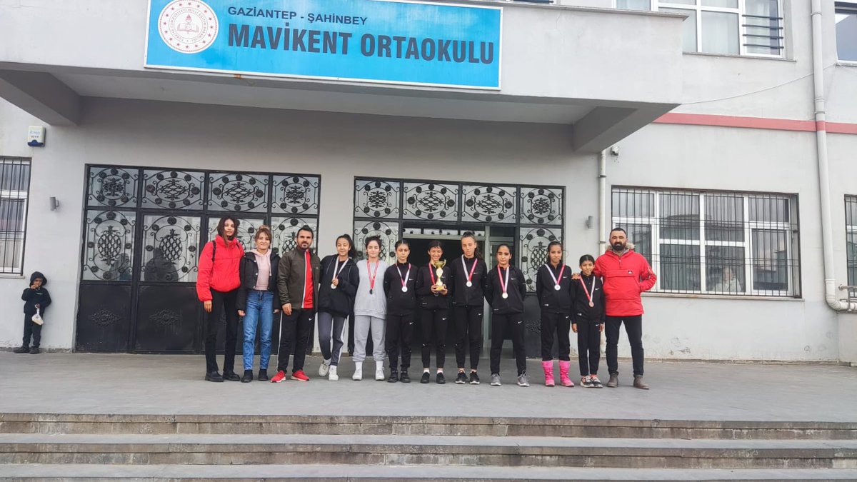 MavikentO's tweet photo. 30.03.2023-31.03.2023 tarihleri arasında Gaziantep ilinde düzenlenen Okullar Arası Puanli Atletizm Yarışmasında okulumuz Mavikent Ortaokulu olarak Gaziantep İl 2'ncisi olmuştur. Öğrencilerimize madalyaları okulumuz tarafından verilmiştir. 💫🥳@gul_davut @yasintepe @erdalkilinc27 https://t.co/oPIGXbto5h