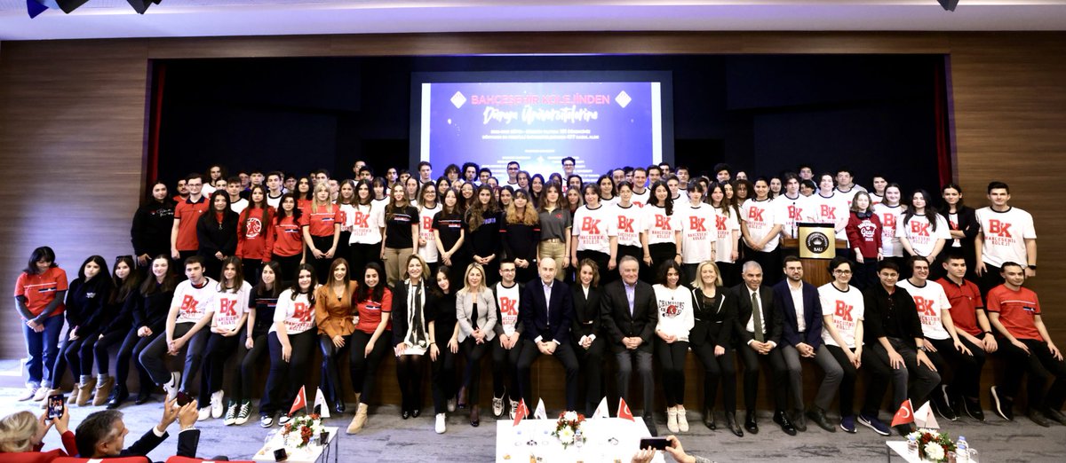 bahcesehir_k12's tweet photo. 🌟 𝐆𝐔𝐑𝐔𝐑 𝐓𝐀𝐁𝐋𝐎𝐒𝐔 🌟

Farklı illerdeki 35 kampüsümüzde eğitim gören ve dünyanın sayılı 477 üniversitesinden kabul alan 161 öğrencimiz BAU Future Kampüs’te, Kurucularımız Enver Yücel ve Semra Yücel, İcra Kurulu Başkanımız Hüseyin Yücel, İcra Kurulu Başkan Vekilimiz Begüm Yücel, Genel Müdürümüz Özlem Dağ , BAU Rektörü Prof. Dr. Şirin Karadeniz ve Genel Müdür Yardımcılarımızla bir araya geldi.