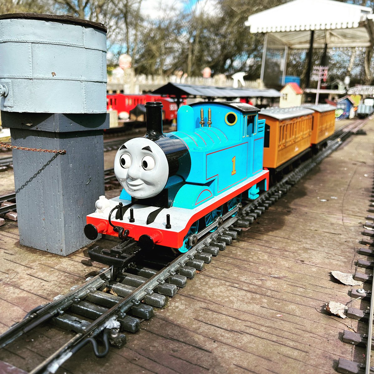 taliesin2022's tweet photo. Thomas the Tank Engine Day 1 #daysoutwiththomas #thomesthetankengine #numberoneblueengine #quaintonrailwaycentre #trains_in_the_garden #trainsinthegarden #buckinghamshire #quainton #trains #gardentrains #gardenrailways #gardenrailwaysmagazine #runtrains #photooftheday https://t.co/80RNXEZsNh