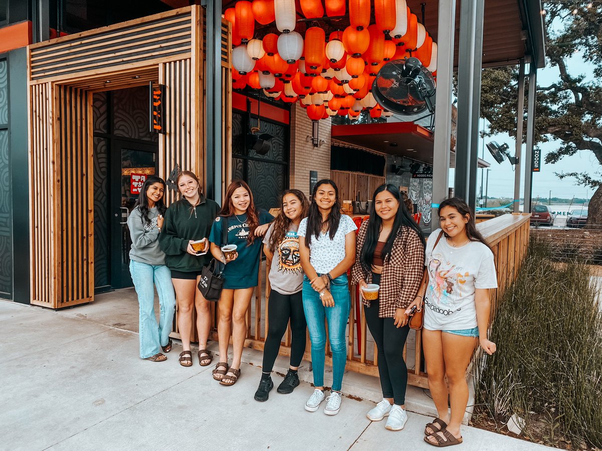 Senior dinner at Ramen Tatsu-ya! We will miss these girls so much next year! Go kill it in college💙 👊🏼
Lobo Seniors signing out✌🏼