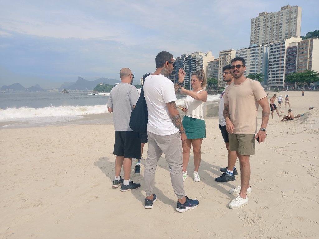 anaffontelles's tweet photo. É feriado, mas a gente está no trabalho com a equipe de direção e direção de arte.
"Meu escritório é na praia. Eu tô sempre na área" #filmagem https://t.co/f3BItq5EAM