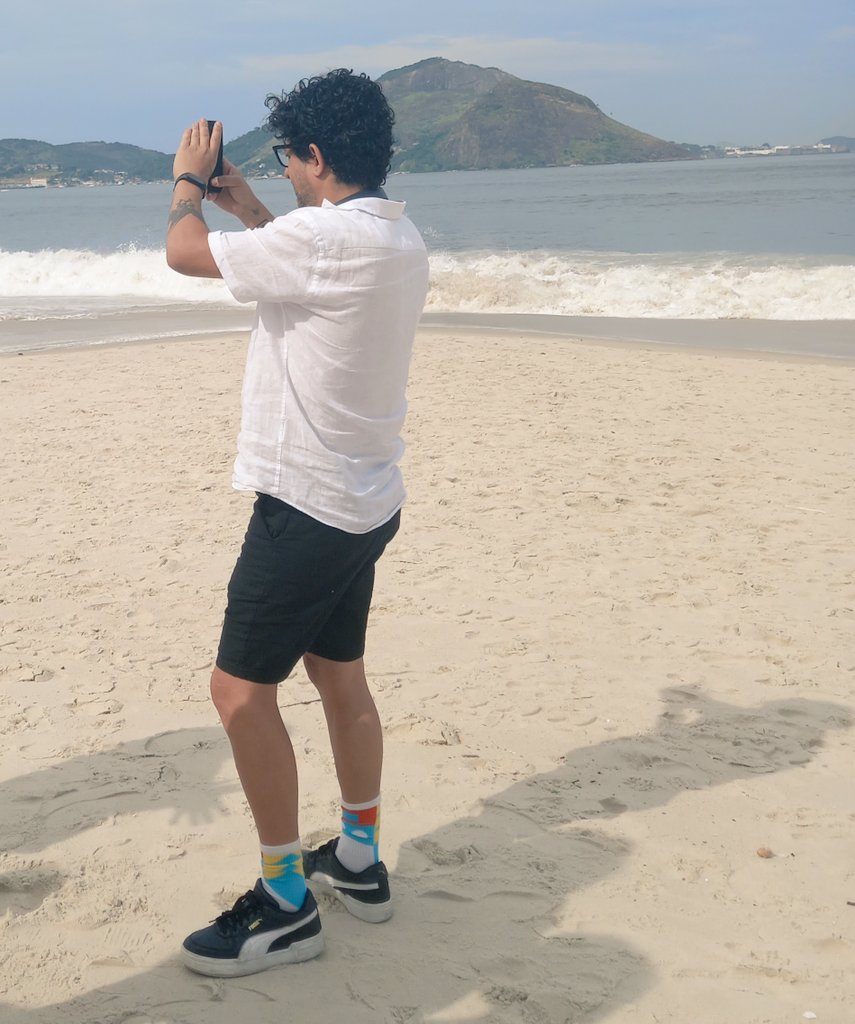 anaffontelles's tweet photo. É feriado, mas a gente está no trabalho com a equipe de direção e direção de arte.
"Meu escritório é na praia. Eu tô sempre na área" #filmagem https://t.co/f3BItq5EAM