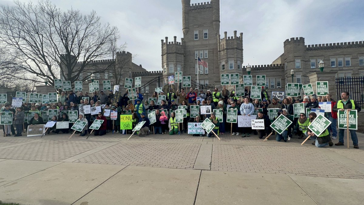 iftaft's tweet photo. We’re ready to go! Thanks to Sarah Austin from Chicago State’s bargaining team who came to show support. ✊🏿✊🏾✊🏽✊🏼✊🏻 #IFTstrong #UPIstrong https://t.co/RGP8LV7LYK