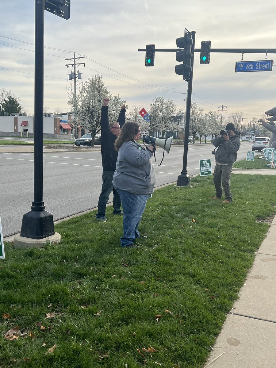 We’re ready to go! Thanks to Sarah Austin from Chicago State’s bargaining team who came to show support. ✊🏿✊🏾✊🏽✊🏼✊🏻 #IFTstrong #UPIstrong