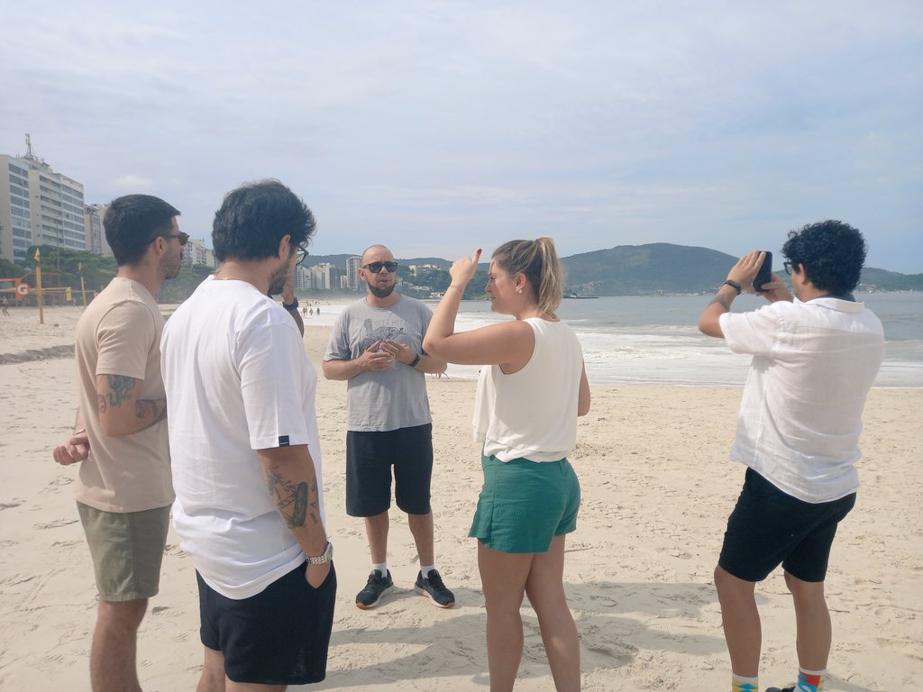 anaffontelles's tweet photo. É feriado, mas a gente está no trabalho com a equipe de direção e direção de arte.
"Meu escritório é na praia. Eu tô sempre na área" #filmagem https://t.co/f3BItq5EAM