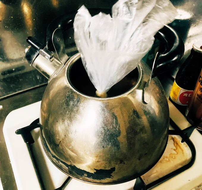 家に唯一ある鍋を使ってるので鍋の代わりをするヤカン 