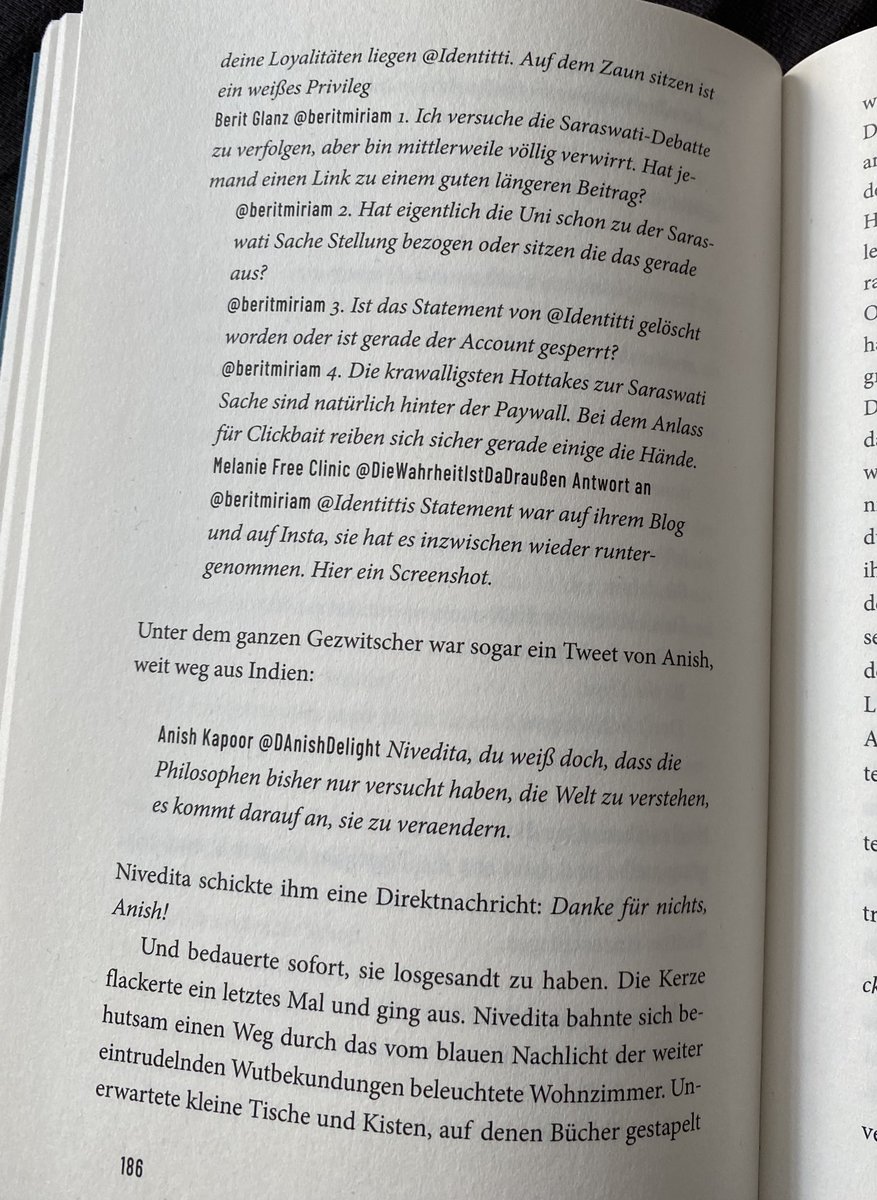 Ich lese gerade das wunderbar erkenntnisreiche ‚Identitti‘ von @Msanyal und mit lasse mich dabei immer wieder mit großer Freude von den Twitter-Montagen und dem Spiel mit der Fiktion irritieren (hier mit dir, @beritmiriam, aber ich schätze, das kennste, bin ja late to the party)