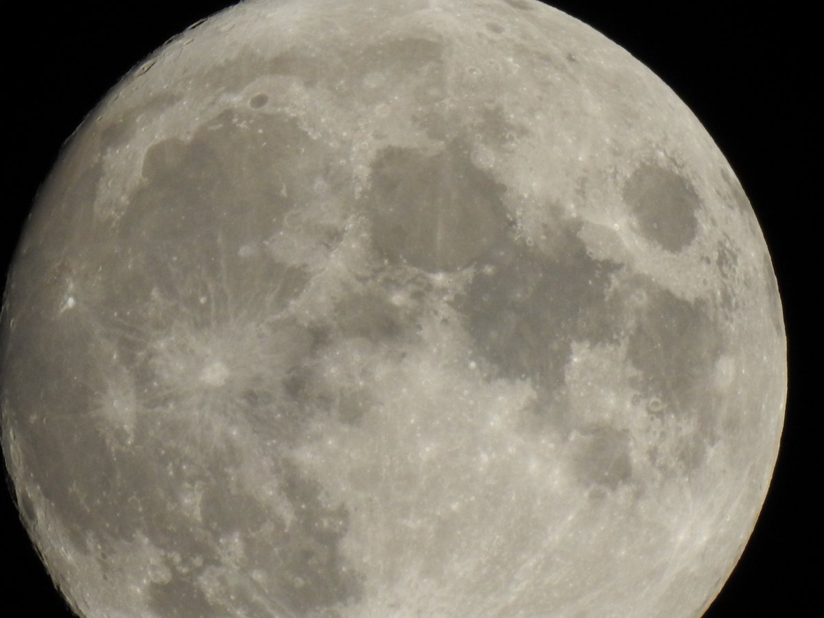 JimmyBitCoin's tweet photo. @anotherbigmike @MentalsFun @NASASun Anyone with a nikon p900 can see it's a luminary that isn't spinning.
the idea it can be a dusty rock  when you "land on the moon" yet can reflect warm sunlight in to cold moonlight that you can read by at night is insane.
you're playing mental gymnastics with yourself. https://t.co/Mm3iAA3BLG