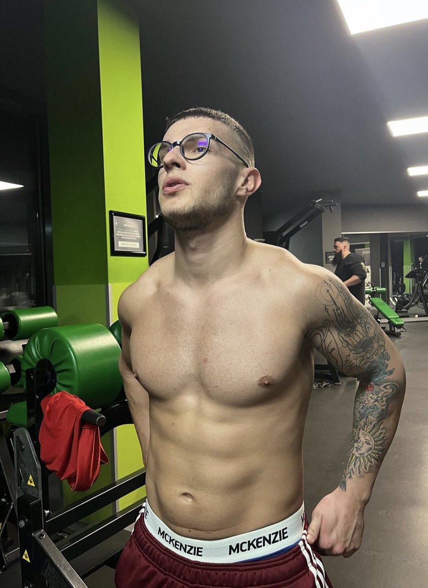 A863293753's tweet photo. Колко от вас искат да видят големия кур на тоя симпатяга? 🤔 Retweet и ви го пускам. https://t.co/qhcSJlOSJX