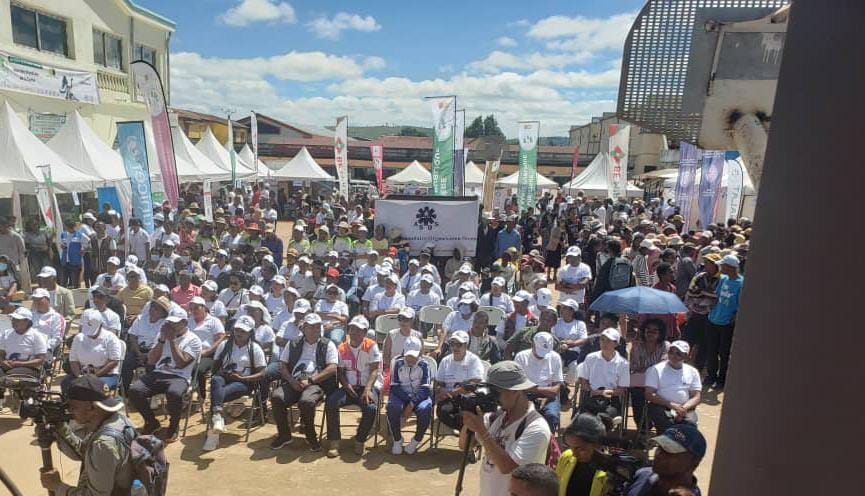 UNFPA Madagascar, Maurice, Seychelles (@unfpamadagascar) on Twitter photo 1/3
<a href="/UNFPAMadagascar/">UNFPA Madagascar, Maurice, Seychelles</a> supports the Govt in achieving the vision of "Health for All" which is also the theme of #WorldHealthDay.
📷The nat. celebration is held in #Miarinarivo under the leadership of <a href="/Msanp_Mada/">Ministeran'ny Fahasalamam-bahoaka</a> w/ many organizations working in health sector. 1/3
<a href="/UNFPAMadagascar/">UNFPA Madagascar, Maurice, Seychelles</a> supports the Govt in achieving the vision of "Health for All" which is also the theme of #WorldHealthDay.
📷The nat. celebration is held in #Miarinarivo under the leadership of <a href="/Msanp_Mada/">Ministeran'ny Fahasalamam-bahoaka</a> w/ many organizations working in health sector.