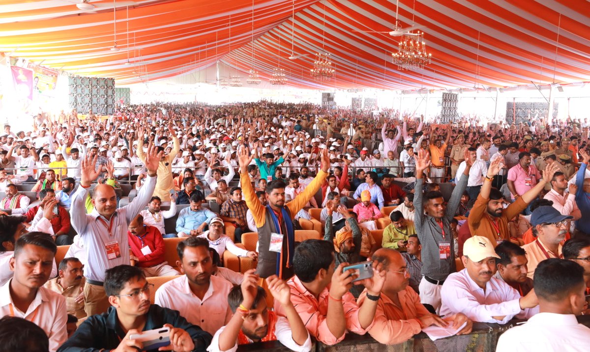 आज कौशाम्बी महोत्सव से ₹613 करोड़ की 117 विकास योजनाओं का उद्घाटन व शिलान्यास हुआ।

साथ ही 'सांसद खेल स्पर्धा' में उत्कृष्ट प्रदर्शन करने वाले युवा साथियों को सम्मानित भी किया। इस सफल आयोजन के लिए सांसद <a href="/BJPVinodSonkar/">Vinod Sonkar</a> जी को बधाई।