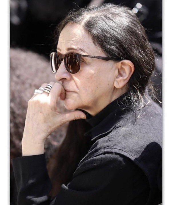 #Iran:
Zeer sterk❤️

Prominente Iraanse actrices, Katayoun Riahi &amp; Golab Adineh, verschenen vandaag zonder d verplichte hijab die door d Islamitische Republiek wordt afgedwongen op d begrafenis v Iraanse filmregisseur Kiumars Pourahmad.
Kiumars pleegde zelfmoord, maar daar zijn >