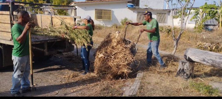 MonteroNatza's tweet photo. #EnDefensaDelEsequibo  Venezuela es tierra de hombres y mujeres q luchan día a día para construir una patria grande.Asi cómo los trabajadores de #Serpumar que mantienen hermoso #Mariño con 
.@johanitakenpo  .@NicolasMaduro
@NoelPer0110 @eduardojlopezs2 
@Emiliojose0101 @4F_Mamba https://t.co/0vQJl1pqjL