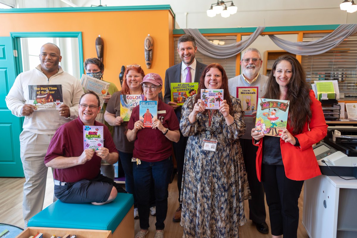 FSI411's tweet photo. We had the pleasure of welcoming Congressman @PatRyanUC  to visit us at Family Services and tour the Family Partnership Center with our CEO, Leah Feldman. He generously donated books from the @librarycongress to the Sadie Peterson Delaney African Roots Branch Library! https://t.co/mef0DC2nQ1