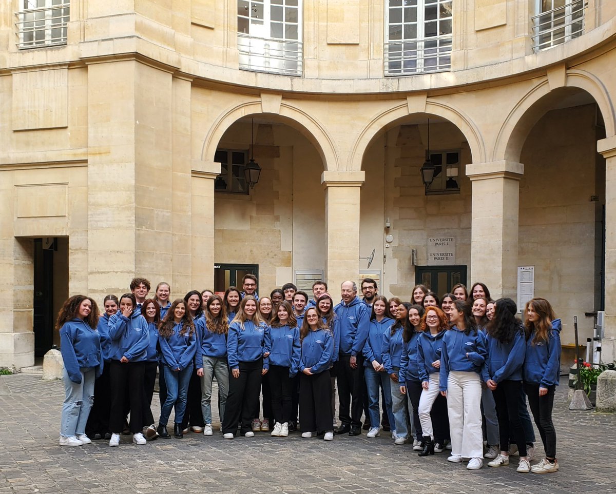 La promotion du Master 2 Droit privé général est fière de vous présenter son pull de promotion 2022-2023 ! 

Un grand merci à Monsieur Le Professeur Laurent Leveneur, qui l’a également revêtu pour la photo !