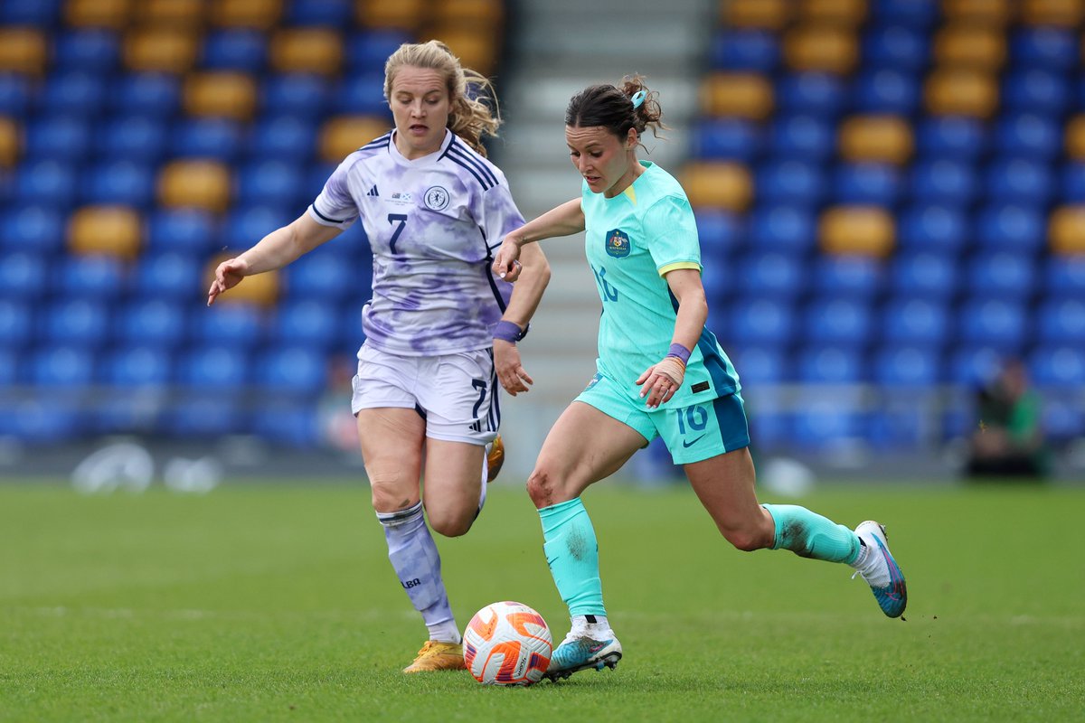 WGolazo's tweet photo. The Scotland and Australian Women's National Teams are wearing purple wrist bands in today's friendly as a symbol of equality and solidarity for national teams who are striving for equal conditions. 🟣 https://t.co/c5fXsKt9ZP