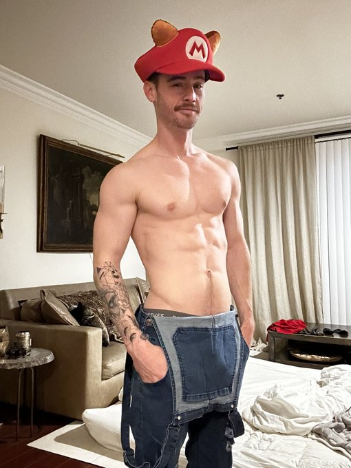 It&rsquo;s 6am. I am a sexy Mario. Let&rsquo;s a GO! https://t.co/JGn78Ts7VV