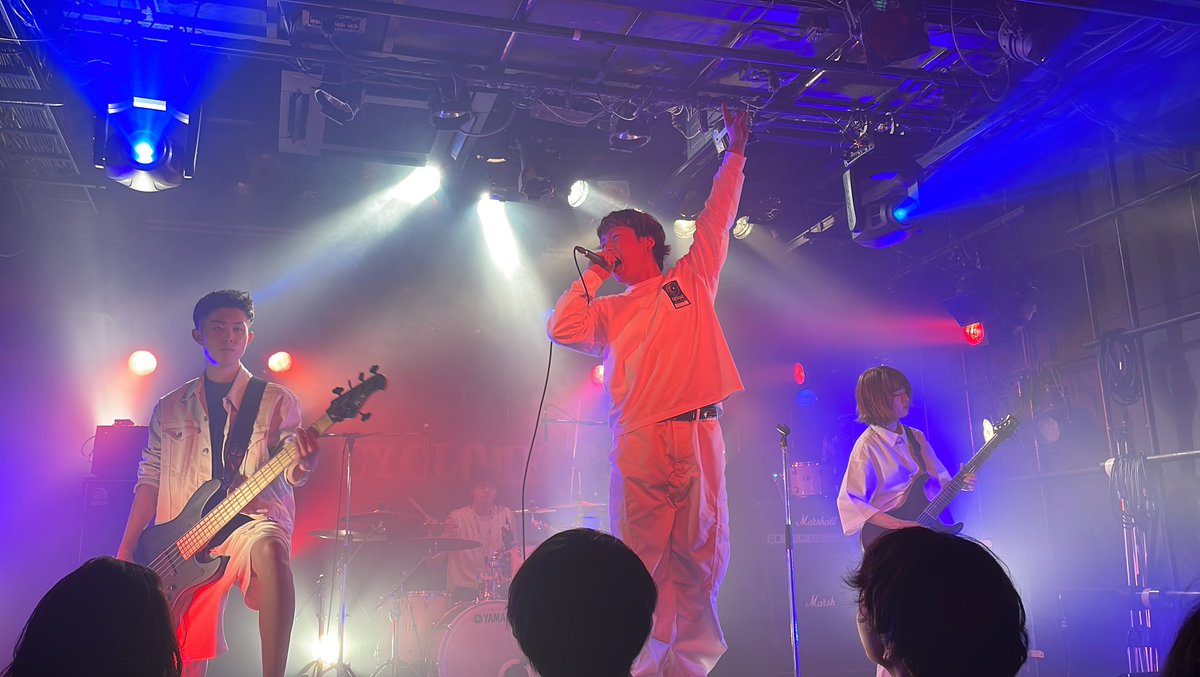 kashi69's tweet photo. ほんこち。
knotfesで初めてお会いしたFFさんのライブに行って来た。
若い子達のラウドロックシーンを垣間見ることができてよかった。
どのバンド素敵だったなぁ。
めちゃ歌も上手いし、楽曲も良かった。
またタイミングが合えば観に行きます🤘🏻
#VIAVERTEX
#SHIBUYACYCLONE https://t.co/1tgRGxjzVr