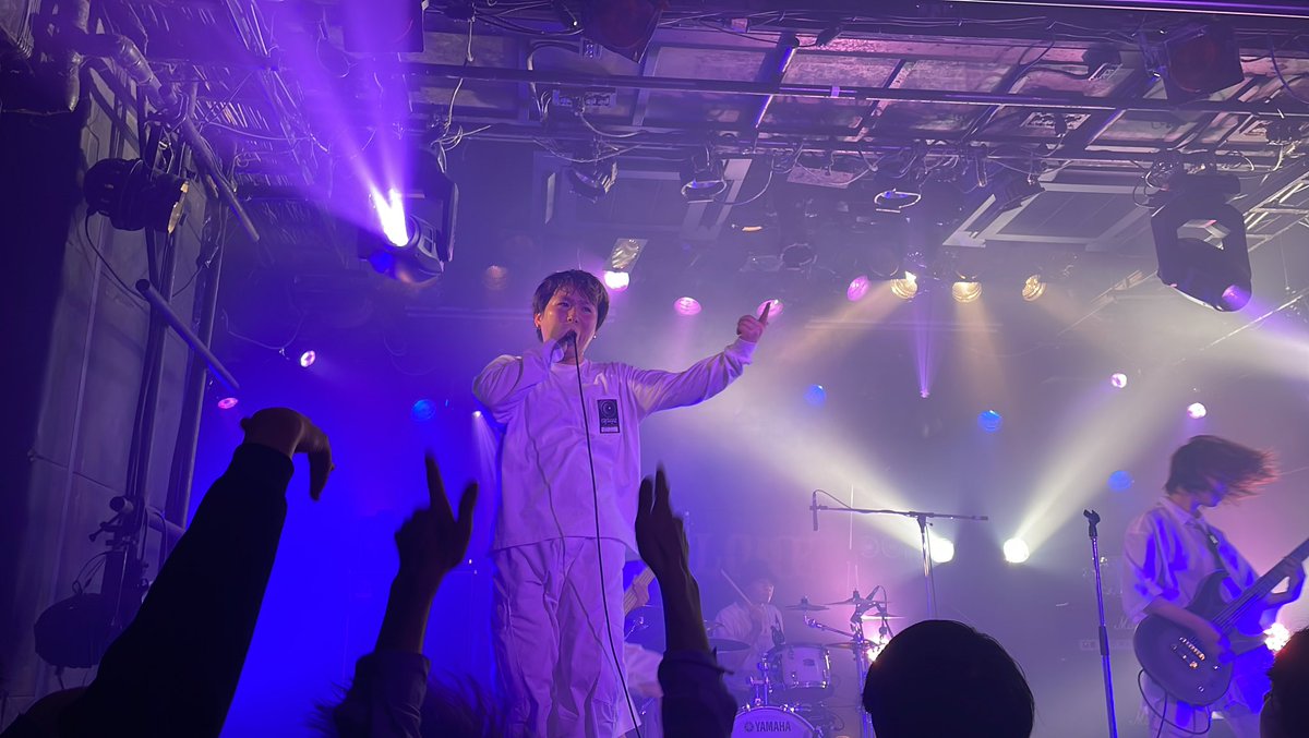 kashi69's tweet photo. ほんこち。
knotfesで初めてお会いしたFFさんのライブに行って来た。
若い子達のラウドロックシーンを垣間見ることができてよかった。
どのバンド素敵だったなぁ。
めちゃ歌も上手いし、楽曲も良かった。
またタイミングが合えば観に行きます🤘🏻
#VIAVERTEX
#SHIBUYACYCLONE https://t.co/1tgRGxjzVr