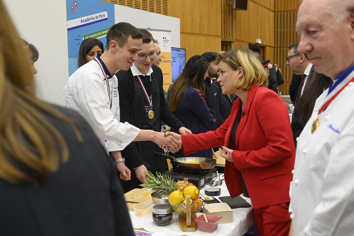 🧳📸 500 collégiens et lycéens à Bercy venus se renseigner et s’immerger quelques heures avec des professionnels pour la Semaine des Métiers du Tourisme. 

Près de 1400 événements ont été organisés partout en France pour cette première édition que nous perpétuerons l’an prochain.