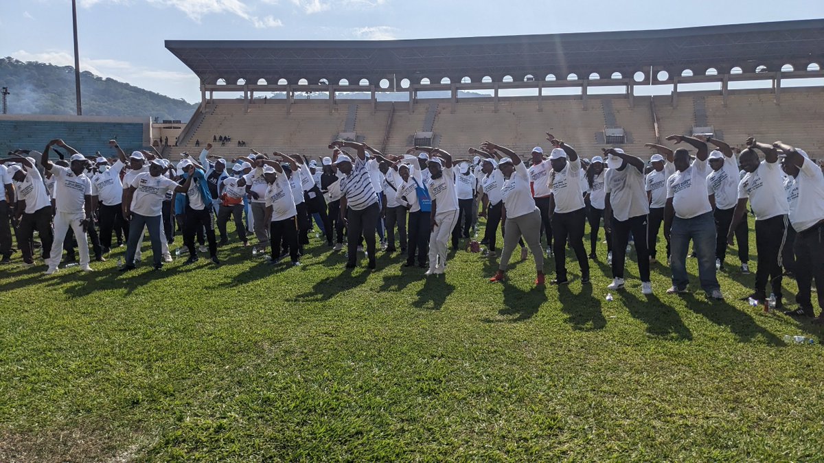 Ce matin, les agences des Nations Unies étaient aux côtés du Président @FA_Touadera et du @MSPCentrafrique pour une marche en faveur de la #LaSantéPourTous #CouvertureSantéUniverselle. C'est à l’occasion de la #JournéeMondialeDeLaSanté et du 75 ans d'existence de #OMS.