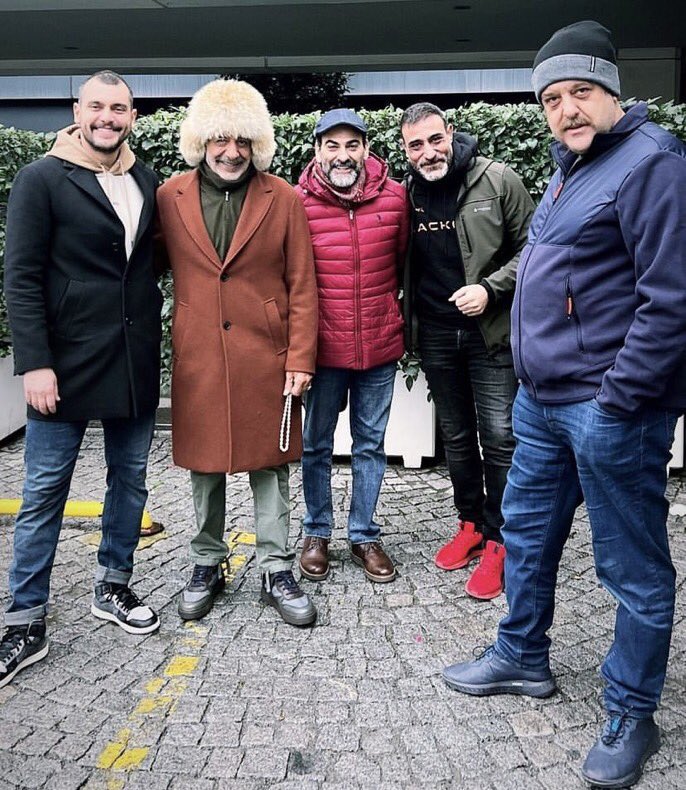 من كواليس تصوير في الداخل النسخة العربية من المسلسل التركي #içerde 
انتاج شركة mbc وبطولة : #سامر_اسماعيل ، #جنيد_زين_الدين #ايمن_زيدان ، #ايمن_رضا ، #فادي_صبيح وغيرهم ...
يذكر ان المسلسل ليس مقتبس بشكل كامل وسيتم التعديل عليه من قِبل ورشة كتابة يتواجد بها رامي كوسا و فادي حسين