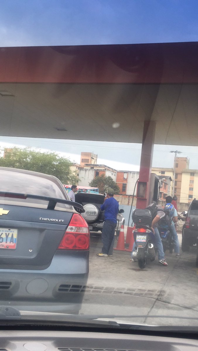zorayabrandt's tweet photo. Y así amanecemos
#Gasolina
#Naguanagua
Av Valencia
#SinCola https://t.co/zy0OezdghT