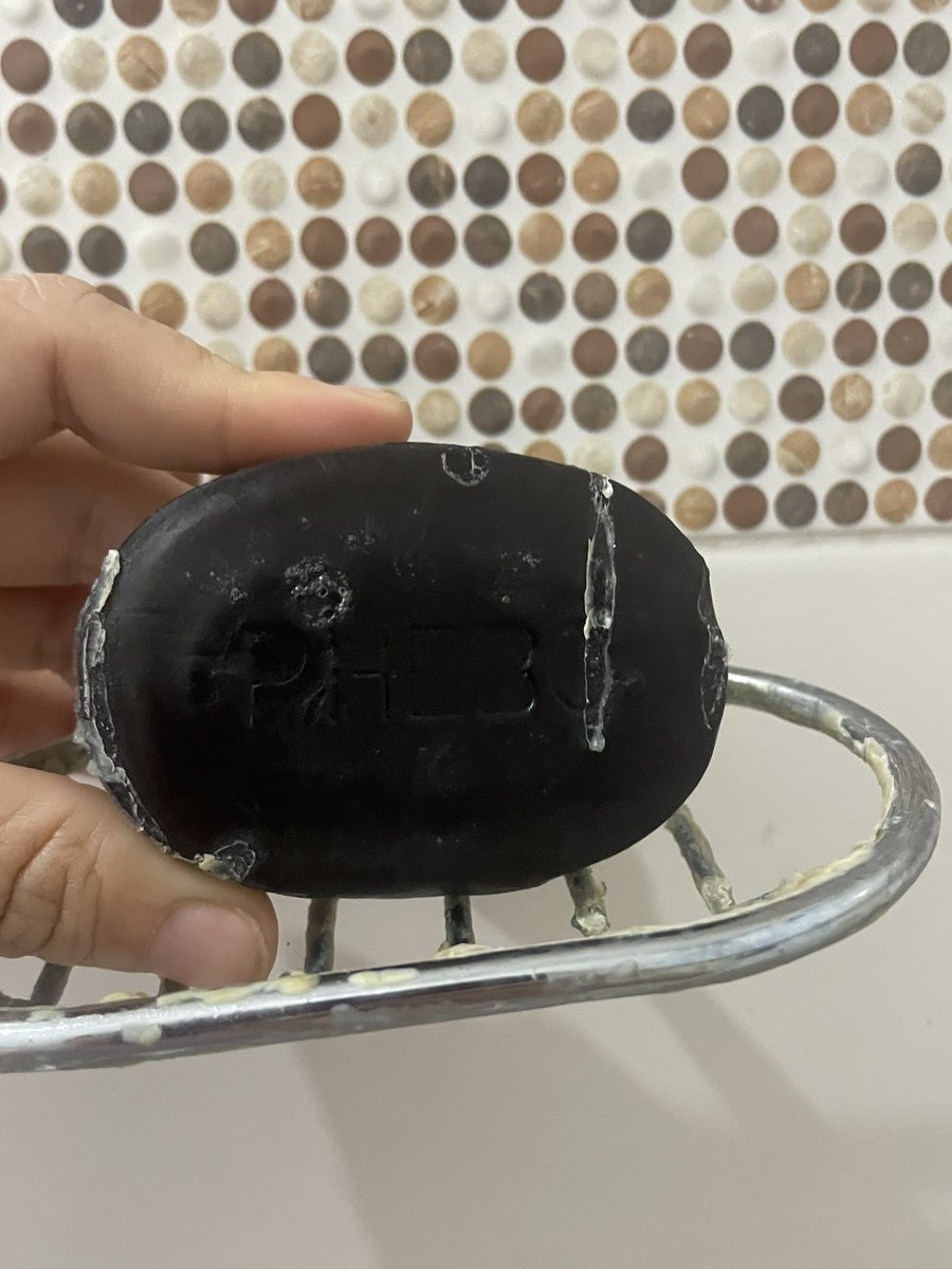 SuzyPecas's tweet photo. um dado importante sobre os meus pais é que pra eles só existe um sabonete no mundo: https://t.co/GcpQA9M7CN