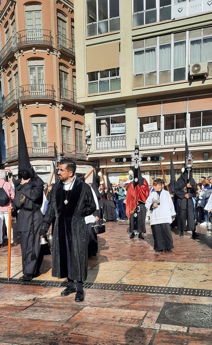 EMT_Malaga's tweet photo. #ViernesSanto 🕯️
@MonteCalvario ⚫
entra a Plaza de la Constitución️
#CofradiasMLG @cofradiasmalaga
#SemanaSantaMálaga2023 #infotronos #Calvaro #MonteCalvario https://t.co/tfUrowyxDZ