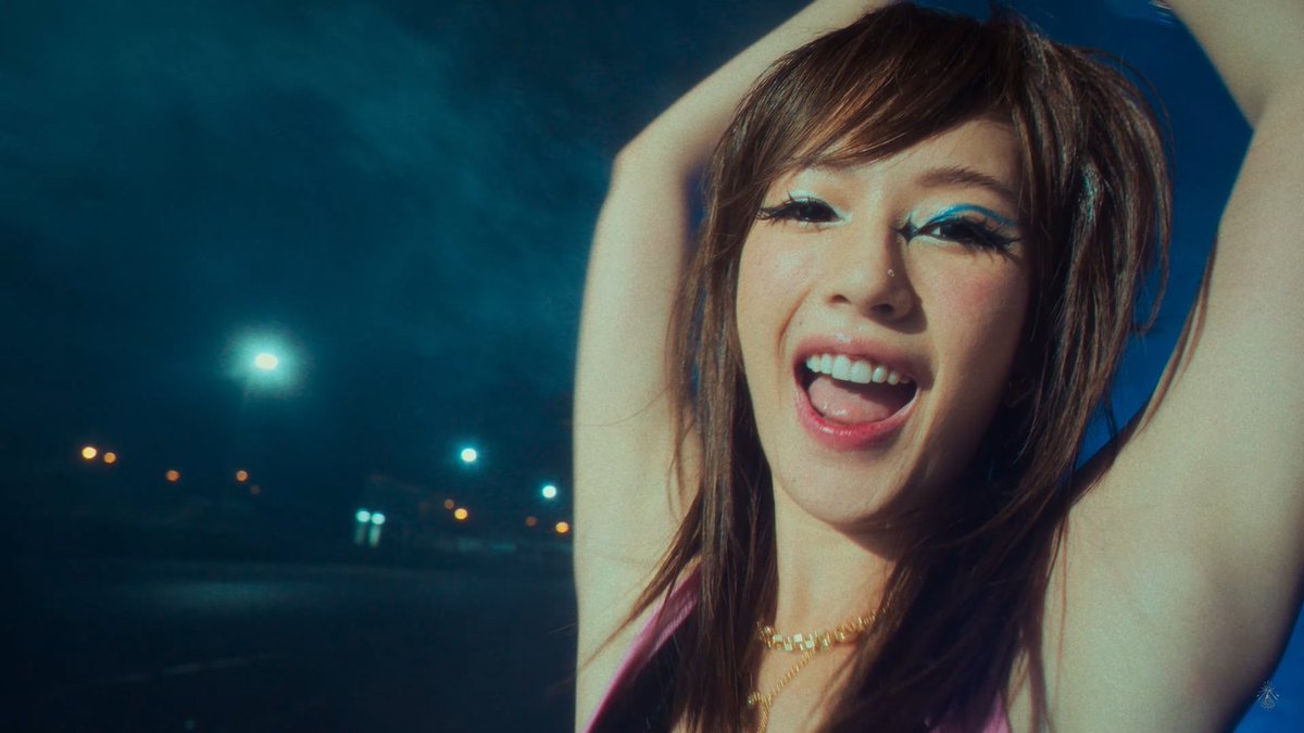 สำหรับนี่ ลุคนี้ไม่ใช่สก๊อยยุค hi5 แต่คือวัยรุ่นผู้หญิงจากกลุ่มดังๆ ชอบรวมตัวกันที่สยาม ทุกคนแต่งตัวแรง บ้านมีตังค์ กรีดอายเส้นใหญ่ chob pim pasa bab nee ตั้งชื่อแก๊งไว้ที่หัว hi5 ต้องเอาเพื่อนในกลุ่มขึ้น Top ใครหน้าตาดีจะได้ลง dek d