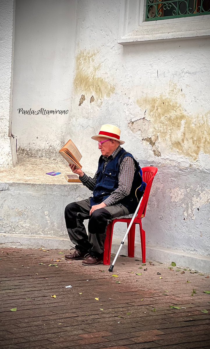 Un día caminando por Santo Domingo voltee mi mirada y encontré esta escena. Por un momento me detuve a verlo, lo vi acomodar su silla, sus libros y empezar a leer. No se quien era el señor, seguro es un hombre inteligente que sigue aprendiendo del mágico mundo de los libros.#Loja