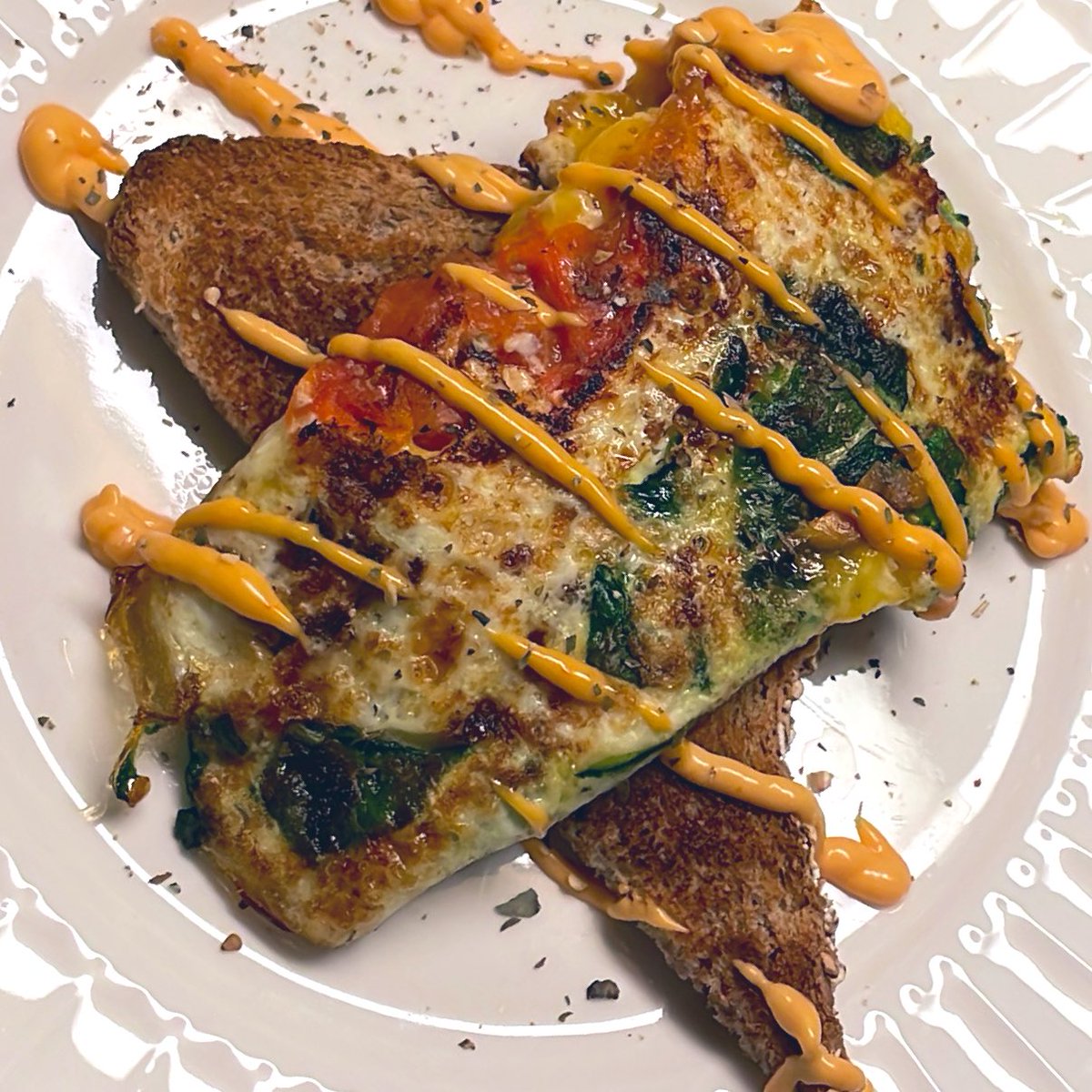 RealChefStove's tweet photo. Egg White Omelet over Whole Grain Toast — topped w/ a mayoracha drizzle

Omelet ingredients: 
- egg whites, tomato, red onion, bacon bits, chopped spinach, shredded cheddar
- add garlic salt &amp; pepper to taste

#breakfast #breakfastofchampions #omelet #toast https://t.co/ifw6kHOB2u