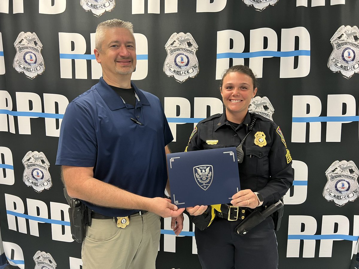 roanokepolice's tweet photo. It’s always a great start to our morning when we can recognize our officers for outstanding achievements and acts of service! We presented Sgt. Foster & Officer Crotts with Letters of Commendation for their work arresting a homicide suspect earlier this year.
Congrats!
#RPDpride https://t.co/AGyW5h6tKs