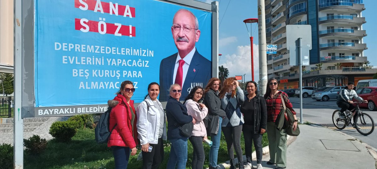 BayraklCHP's tweet photo. Chp Bayrakli Kadin Kolları  Yeni Girne Pazar Yeri Saha Çalışmamız.
13. Cumhurbaşkanımız Sayın Kemal Kılıçdaroğlu'nun  Aile Destek Sigortası  Projesini Anlattık. https://t.co/ggnlTCgxk9