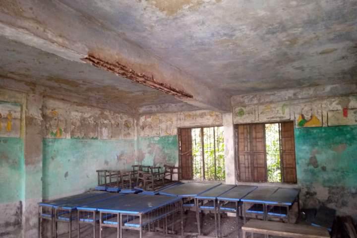 হোসেনপুরে ঝুঁকিপূর্ণ সরকারি প্রাথমিক বিদ্যালয়