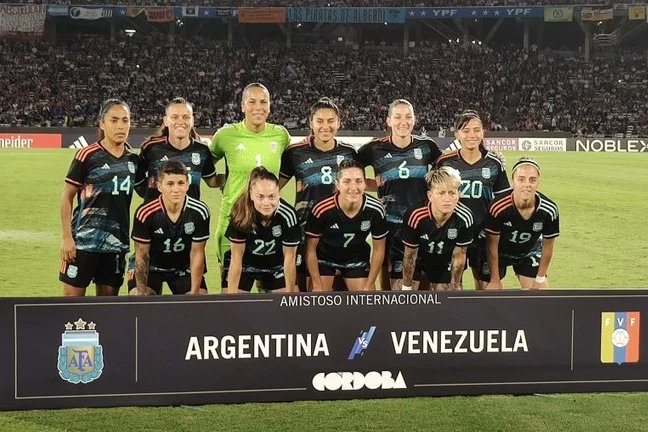 Algunas de las jugadoras que ayer estuvieron en un Kempes con 30.800 personas -estrenando indumentaria exclusiva- son las mismas que viajaron en el 2017 a Uruguay y tuvieron que dormir en el colectivo. Las mismas que hicieron paro para que les paguen los viáticos.