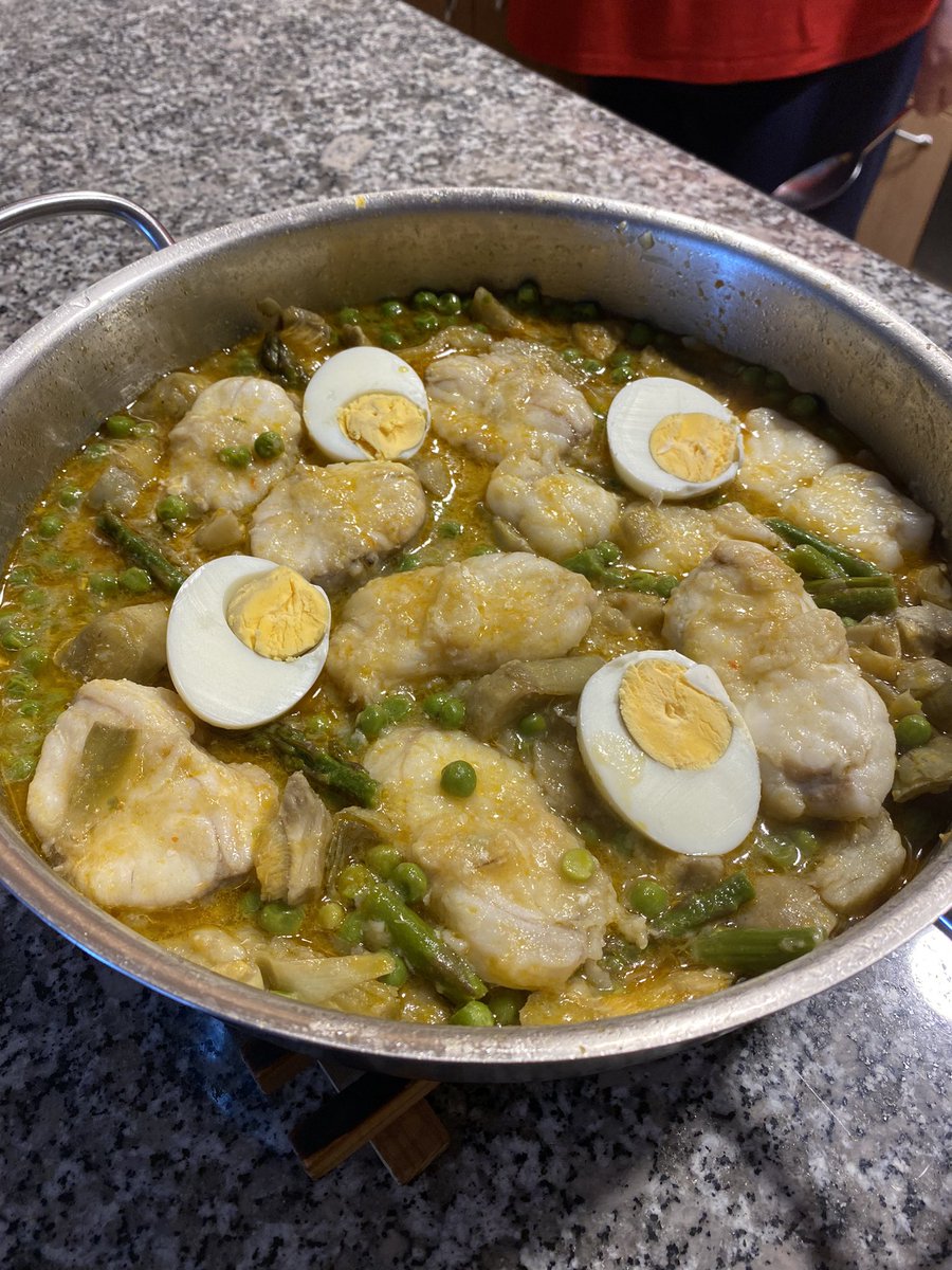 xrocacros's tweet photo. Res…. Que hem dinat molt bé a casa nostra!!  #Rap amb #Verduretes i #OuDur i de postres….
#Mona https://t.co/FYwc8D8wpa