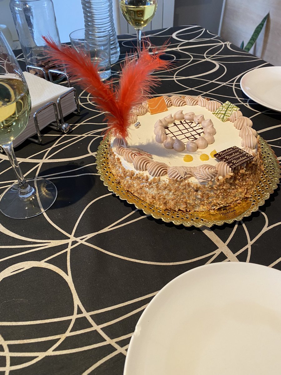 xrocacros's tweet photo. Res…. Que hem dinat molt bé a casa nostra!!  #Rap amb #Verduretes i #OuDur i de postres….
#Mona https://t.co/FYwc8D8wpa