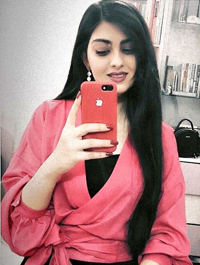 به نظرم قشنگترین شکلی که میشه به کسی دوست داشتنمون رو نشون بدیم اینه که بهش ثابت کنیم اون آدم کافیه.
کافیه برای خوشحالی، برای عشق، برای آرامش، برای تکیه کردن، برای پا به پای هم تلاش کردن. 
برای همه ی اینا کافیه.
`