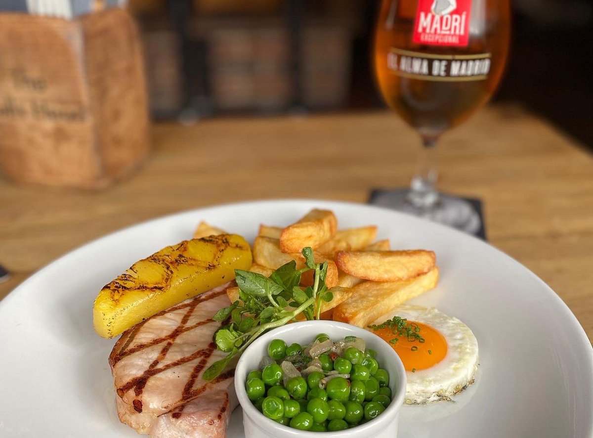 BullsHeadFoolow's tweet photo. Bank Holiday weekends call for long walks, a few beers and some cracking pub grub. Luckily we have all 3 right here! 🌿😁🍻  Have a great weekend everyone! We are open
🥂 Friday &amp; Saturday: 12pm - Late
🍴 Sunday: 12pm - 7pm. 
🍺  Monday: Closed 
#BankHolidayWeekend #Easter https://t.co/gOjKp0Fh5V