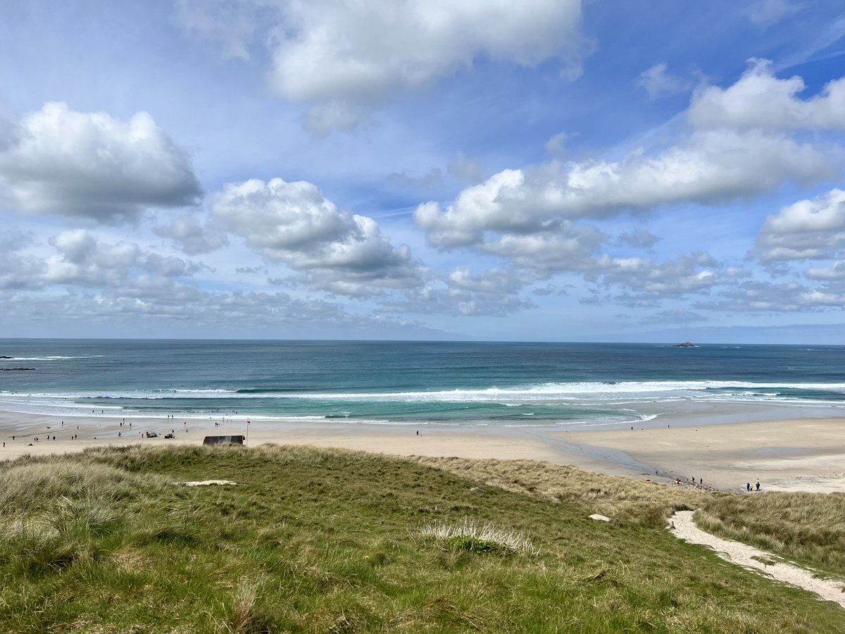 Wow! The weather on Sennen Beach is absolutely stunning today! The sun is shining bright. What a fantastic start to the Easter weekend! 
☀️🏄‍♀️🐰 
Book your stay with us.
ow.ly/GiLN50NE6c0
 #cornwall #landsendhostel #landsendholidays #SennenBeach #EasterWeekend