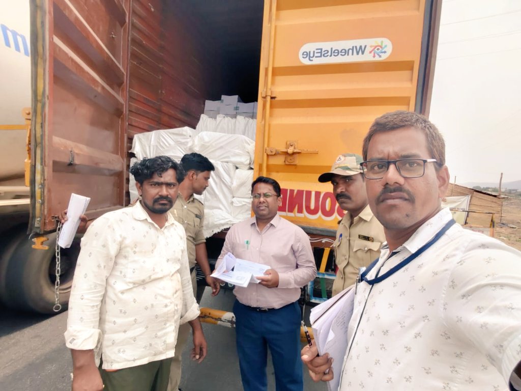 HospeteTp's tweet photo. ಮಾನ್ಯ ಕಾರ್ಯನಿರ್ವಾಹಕ ಅಧಿಕಾರಿಗಳಾದ #ರಮೇಶ್ ಕೆ.ವಿ# ತಾಲೂಕು ಪಂಚಾಯತ್ ಹೊಸಪೇಟೆ ರವರು ವಿಜಯನಗರ ವಿಧಾನಸಭಾ ಕ್ಷೇತ್ರ, ಭುವನಹಳ್ಳಿ ಚೆಕ್ ಪೋಸ್ಟ್ ಹತ್ತಿರ ಭದ್ರತಾ ಸಿಬ್ಬಂದಿಗಳೊಂದಿಗೆ ವಾಹನವನ್ನು ಪರಿಶೀಲನೆ ಮಾಡಿದರು.
#ceo_karnataka #ECISVEEP #dcvijayanagara #ceozpvijayanagar. https://t.co/MaDKuuohFL