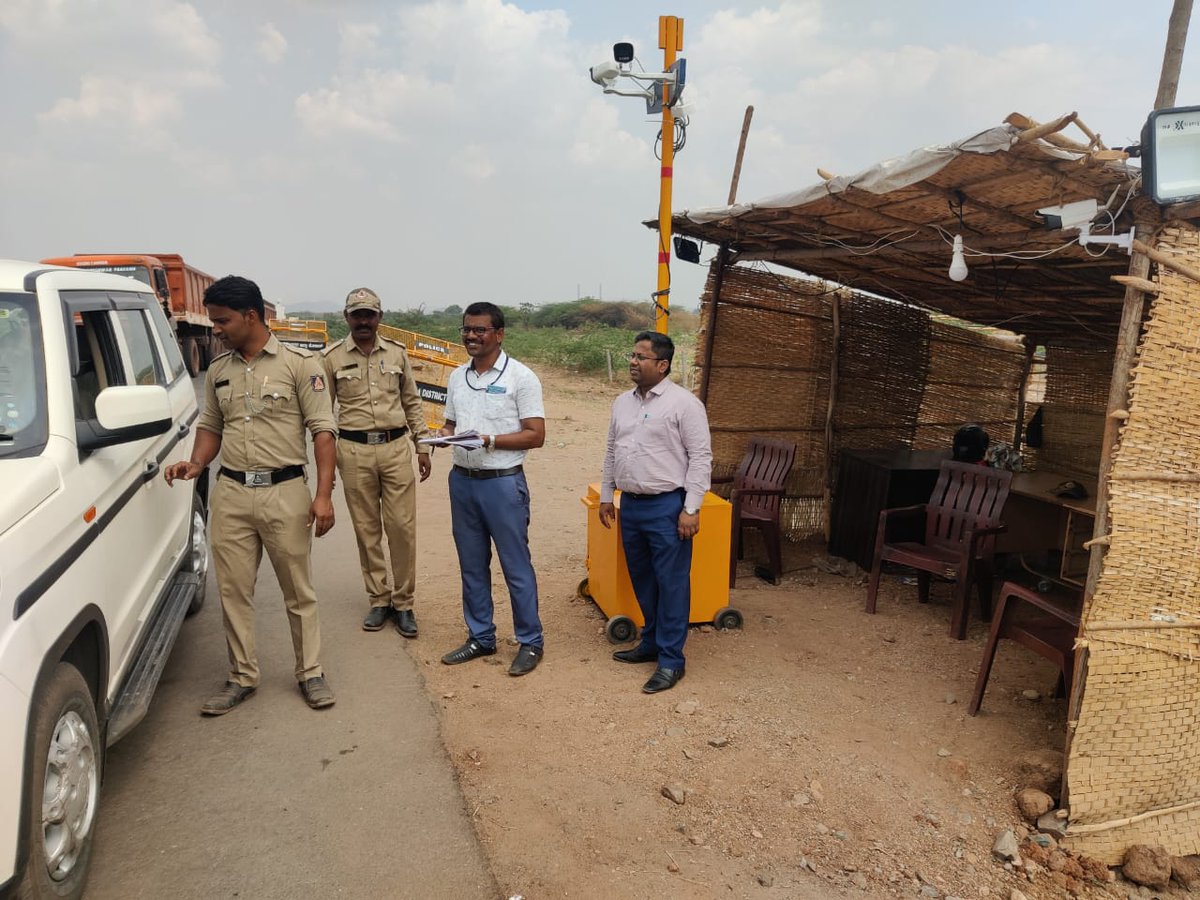 HospeteTp's tweet photo. ಮಾನ್ಯ ಕಾರ್ಯನಿರ್ವಾಹಕ ಅಧಿಕಾರಿಗಳಾದ #ರಮೇಶ್ ಕೆ.ವಿ# ತಾಲೂಕು ಪಂಚಾಯತ್ ಹೊಸಪೇಟೆ ರವರು ವಿಜಯನಗರ ವಿಧಾನಸಭಾ ಕ್ಷೇತ್ರ, ಭುವನಹಳ್ಳಿ ಚೆಕ್ ಪೋಸ್ಟ್ ಹತ್ತಿರ ಭದ್ರತಾ ಸಿಬ್ಬಂದಿಗಳೊಂದಿಗೆ ವಾಹನವನ್ನು ಪರಿಶೀಲನೆ ಮಾಡಿದರು.
#ceo_karnataka #ECISVEEP #dcvijayanagara #ceozpvijayanagar. https://t.co/MaDKuuohFL