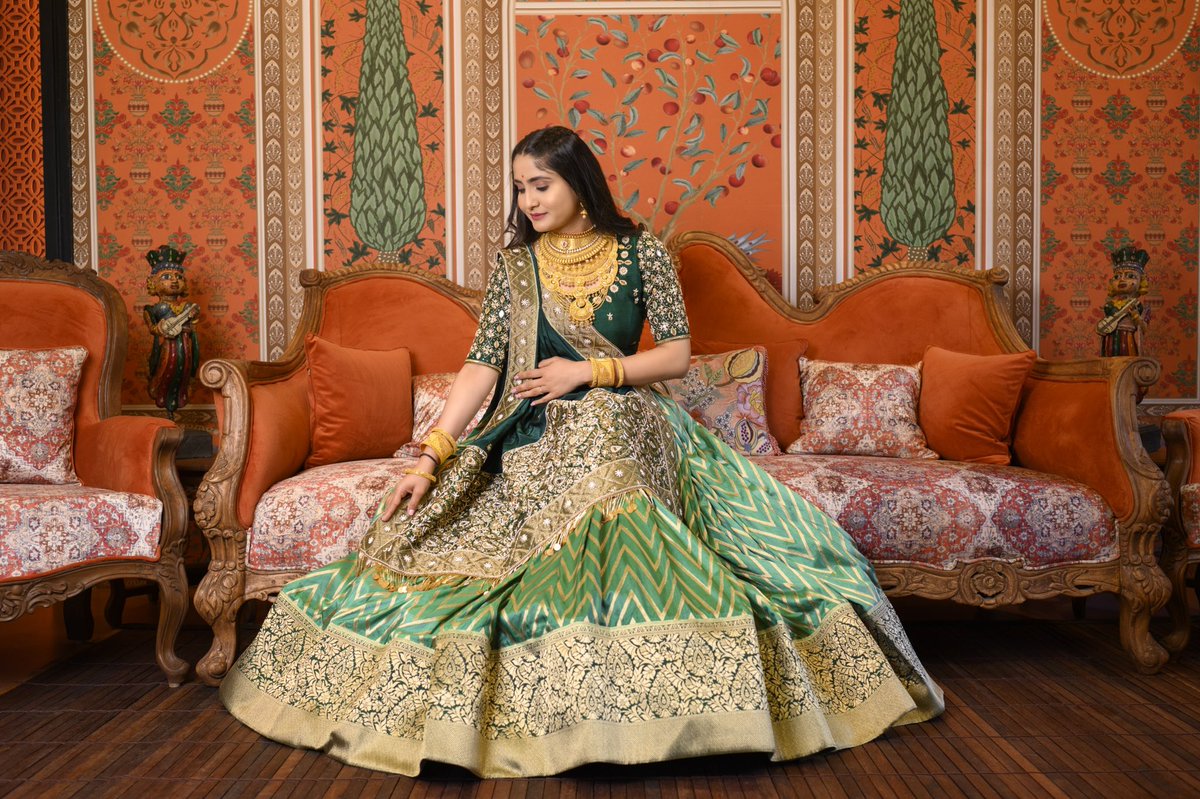GeetabenRabari's tweet photo. Shine is my favorite color. 😍
.
.
Beautiful Outfit by @praptis_redefine_urself
@prapti_mehta10
Special thanks to @roniee_11
Style by @idivyeshtalaviya
Photography by @dilipbarot_photography
Make up : @lebeaubeautysalon
Jewellery by : @javeratthejweller
#geetarabari #geea https://t.co/kUS7QKFm8l