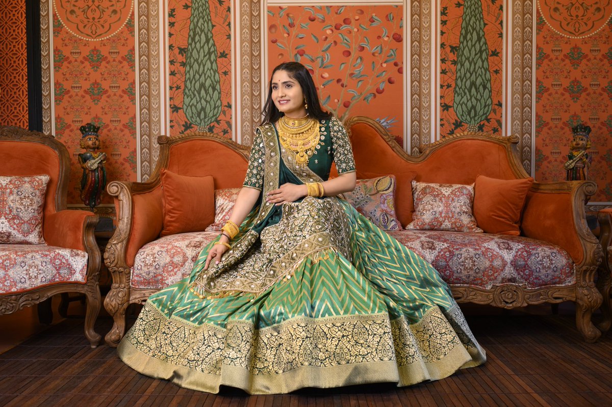 GeetabenRabari's tweet photo. Shine is my favorite color. 😍
.
.
Beautiful Outfit by @praptis_redefine_urself
@prapti_mehta10
Special thanks to @roniee_11
Style by @idivyeshtalaviya
Photography by @dilipbarot_photography
Make up : @lebeaubeautysalon
Jewellery by : @javeratthejweller
#geetarabari #geea https://t.co/kUS7QKFm8l